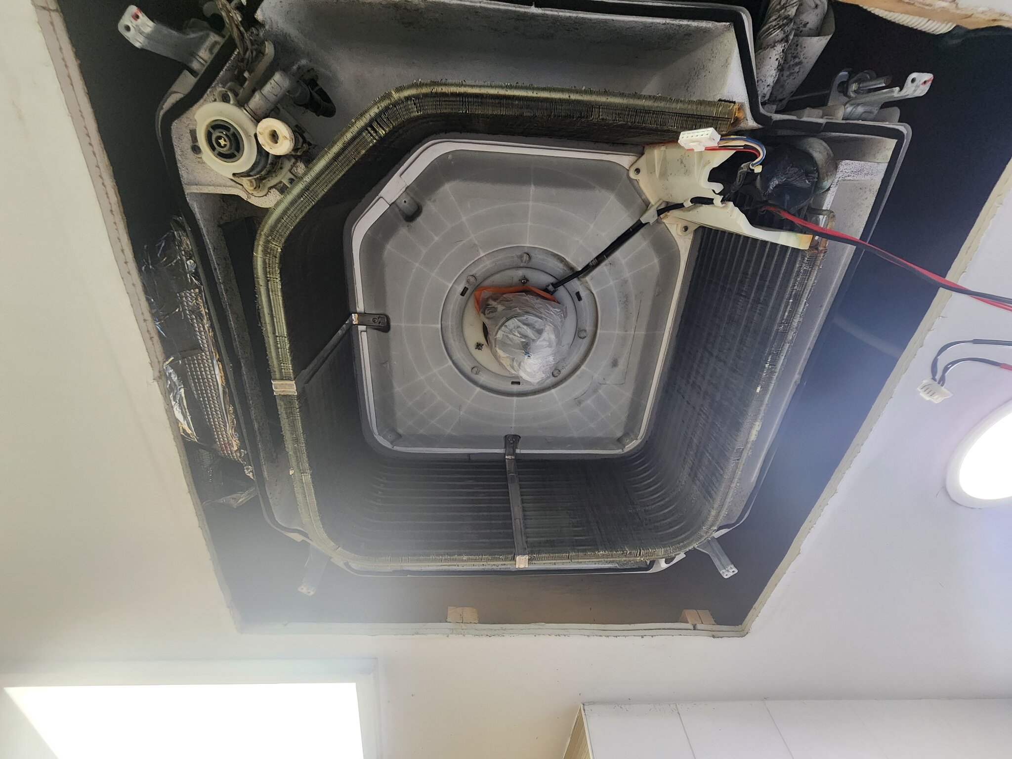 에어컨 청소 작업