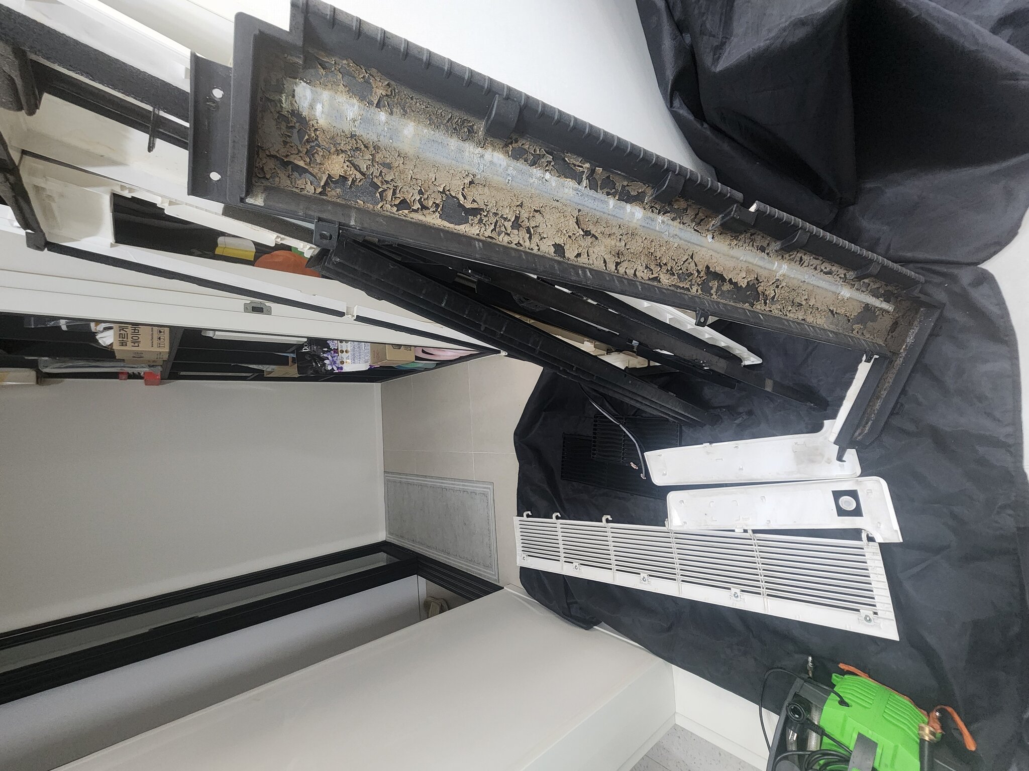 에어컨 청소 작업