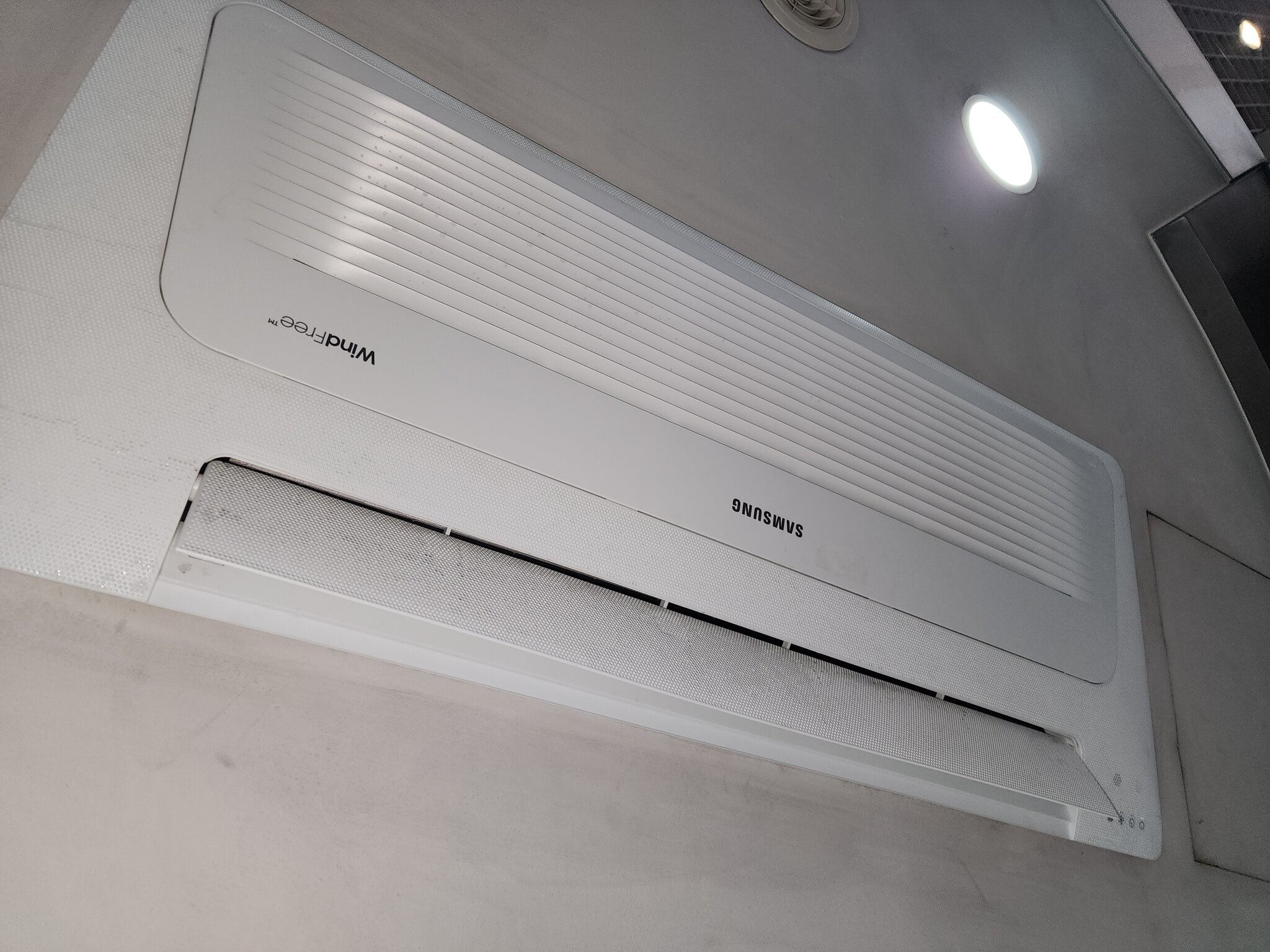 에어컨 설치 작업