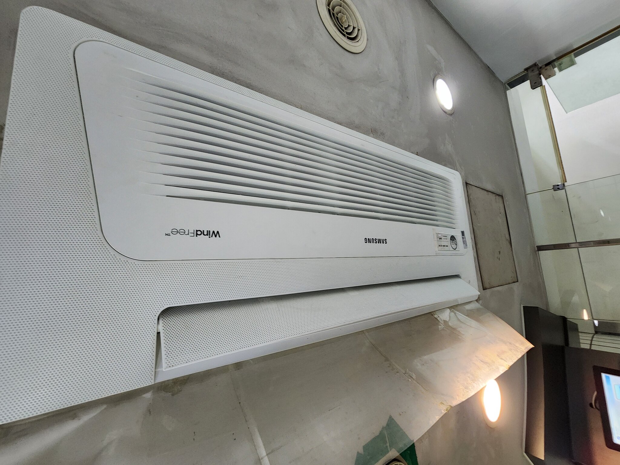 에어컨 설치 작업