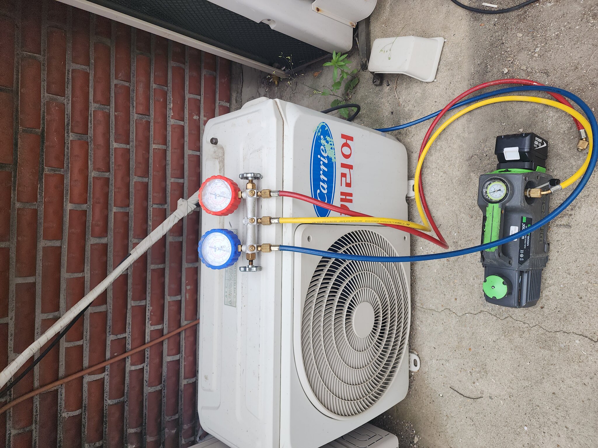 에어컨 수리 작업