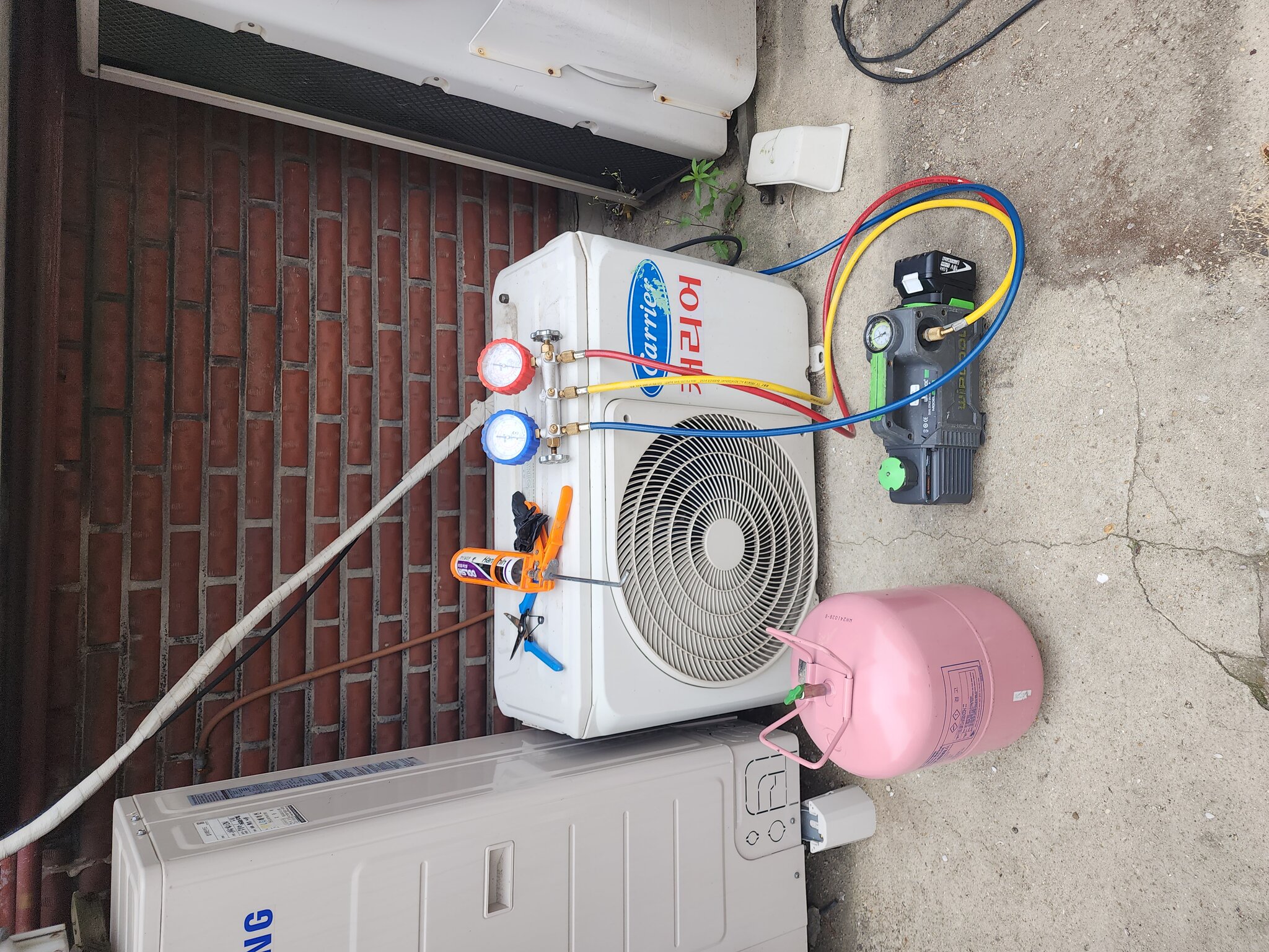 에어컨 수리 작업