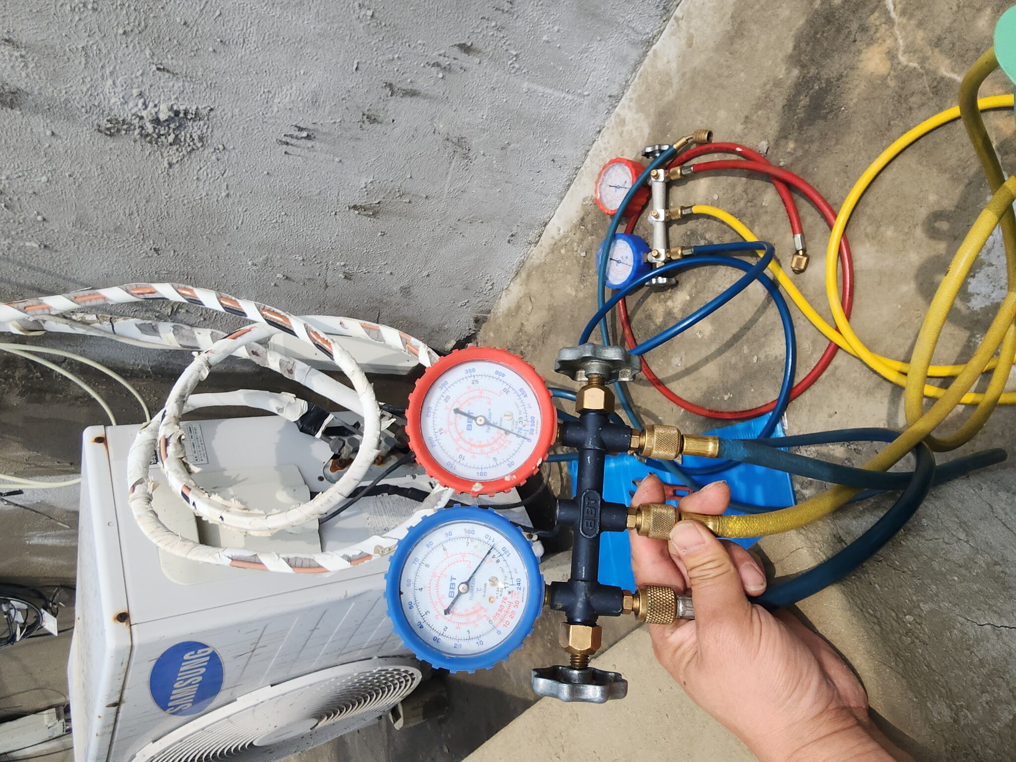 에어컨 수리 작업