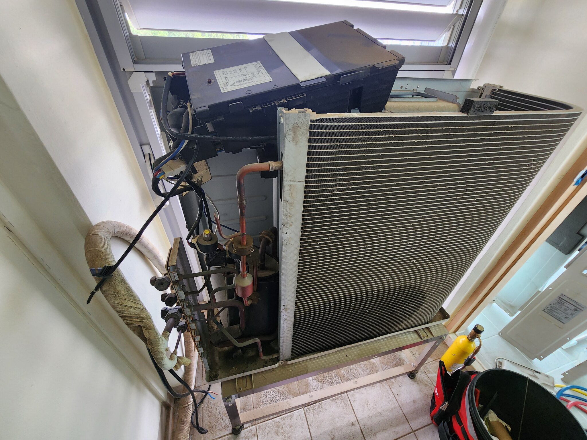 에어컨 수리 작업