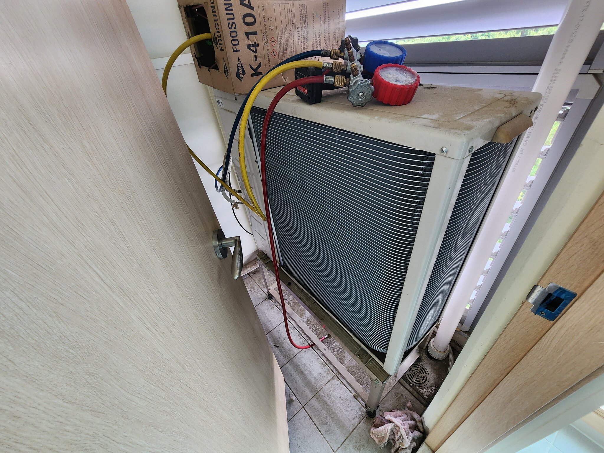 에어컨 수리 작업